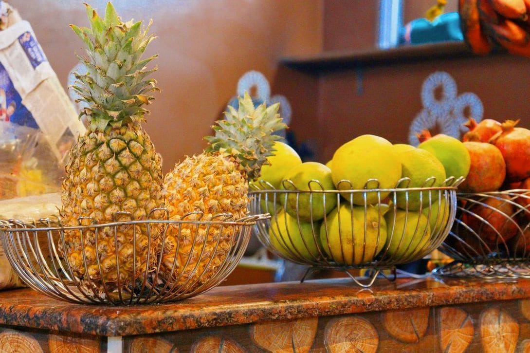 Préparation de plateaux de fruits découpés
